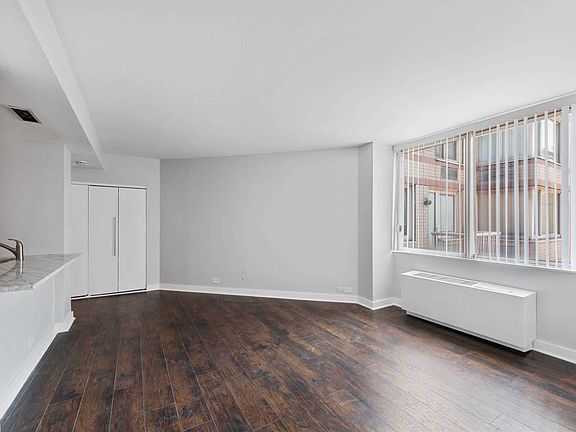 3rd image of 350 W 50th St APT 5MM