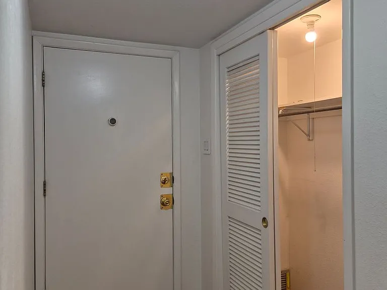 925 Country Club Dr SE #C — Photo 2