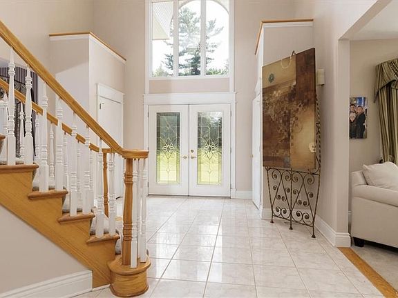 3rd image of 8 Willowbrook Dr
