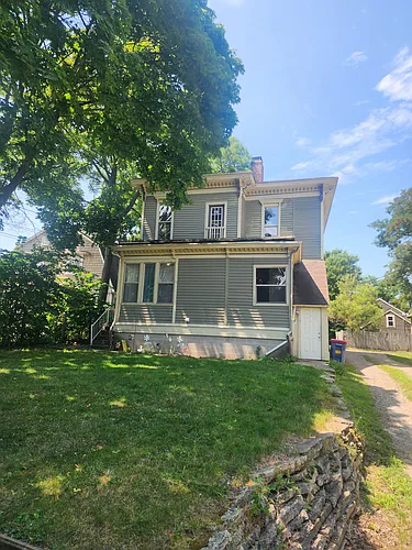 719 Fairview Ave NE Photo 1