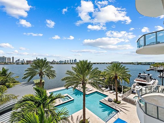 3rd image of 17301 Biscayne Blvd APT 310