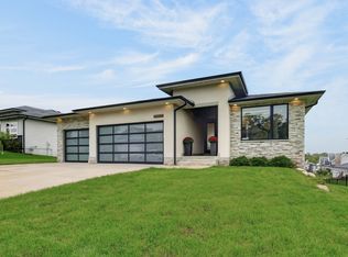 645 Daybreak Dr, Waukee, IA 50263