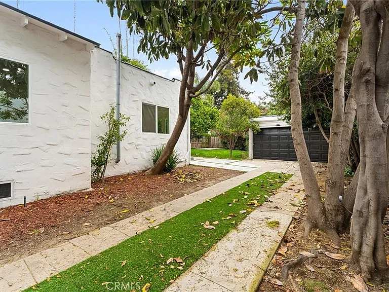 2216 Veteran Ave — Photo 3