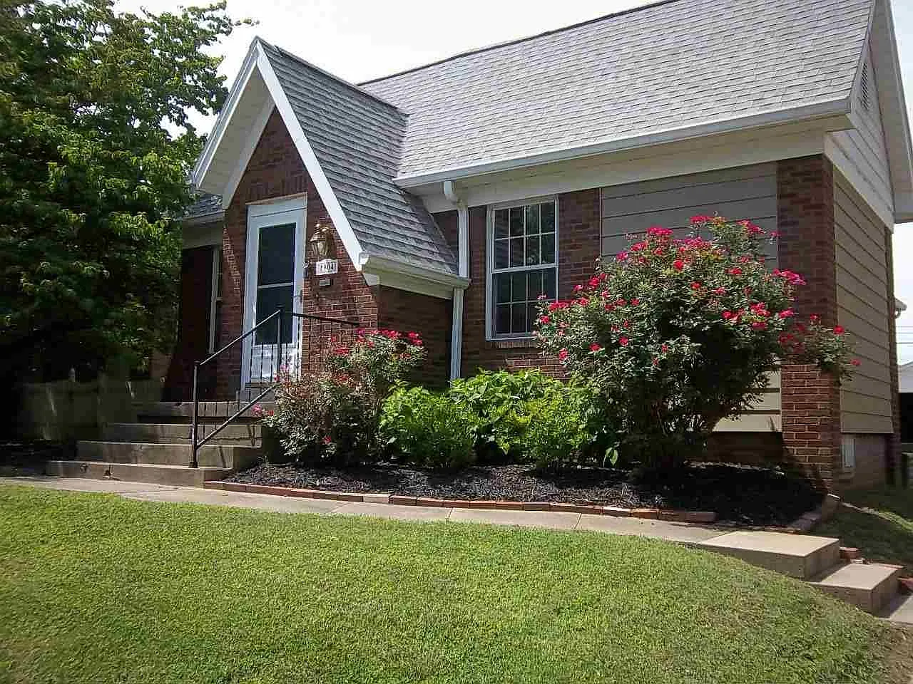 1904 E Chandler Ave photo 1