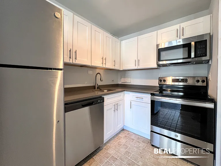 1344 N Dearborn — Photo 29