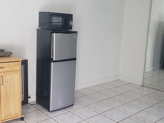 5th image of 2249 Grant St #1