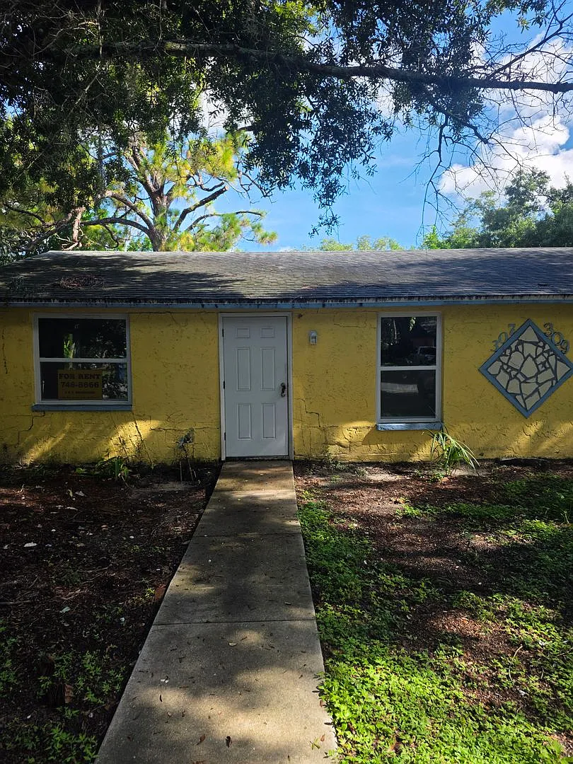 2/1 Duplex For Rent — Photo 1