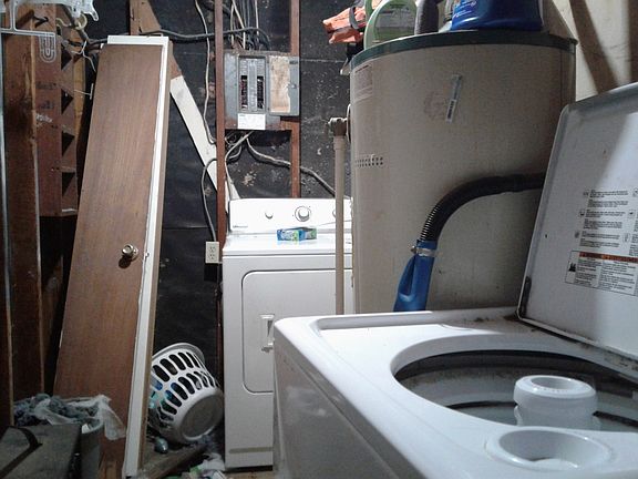 3rd image of 1213 W Avenue B