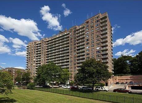 2nd image of 700 Victory Blvd APT 4M