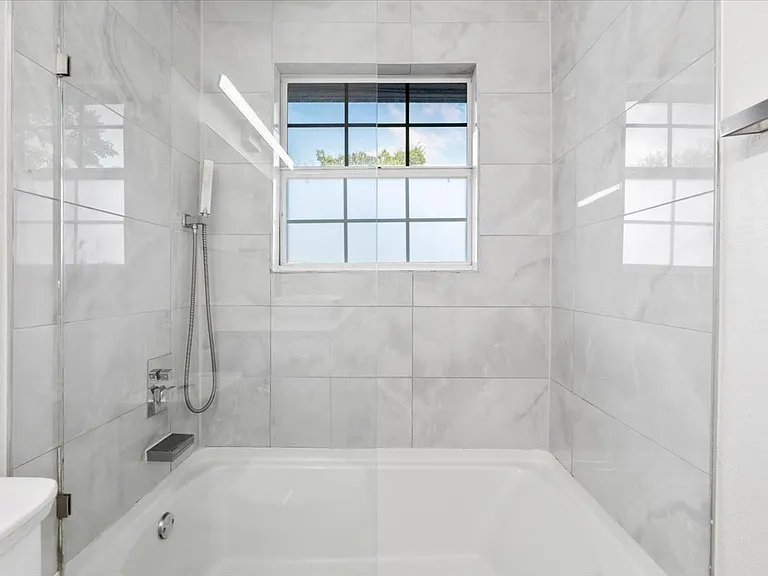 Full bathroom 2