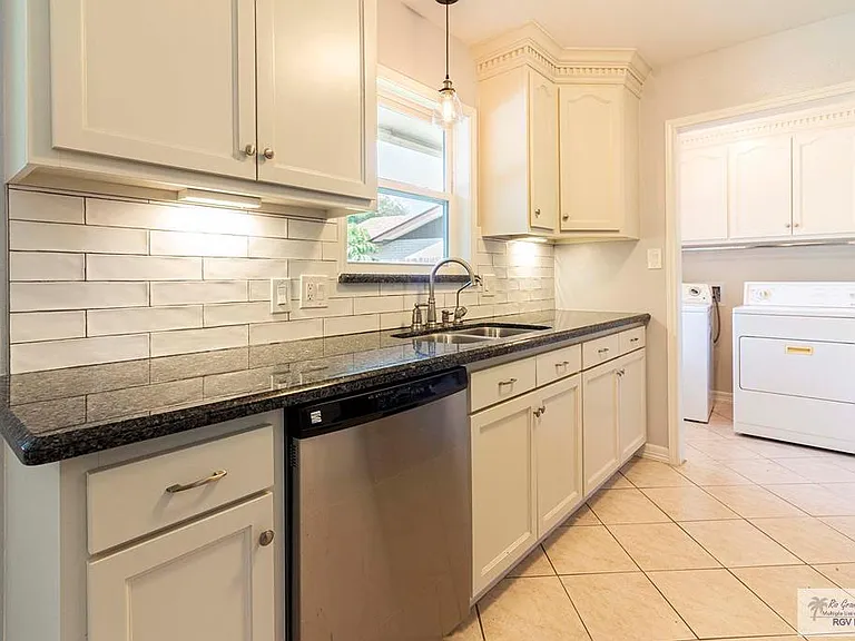 328 Creekbend Dr — Photo 10