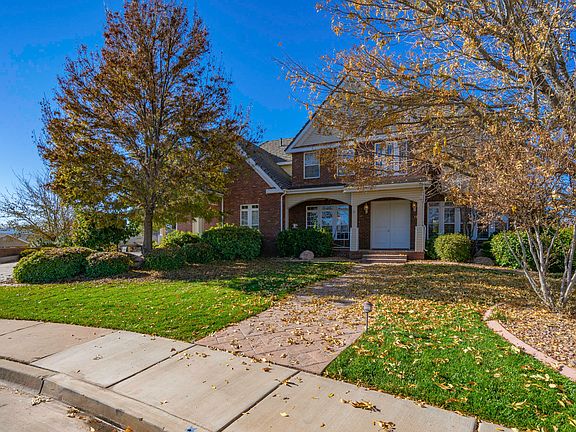 4th image of 1305 N Canyon View Dr