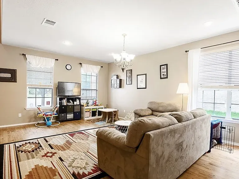 2426 Caroline Ct — Photo 6