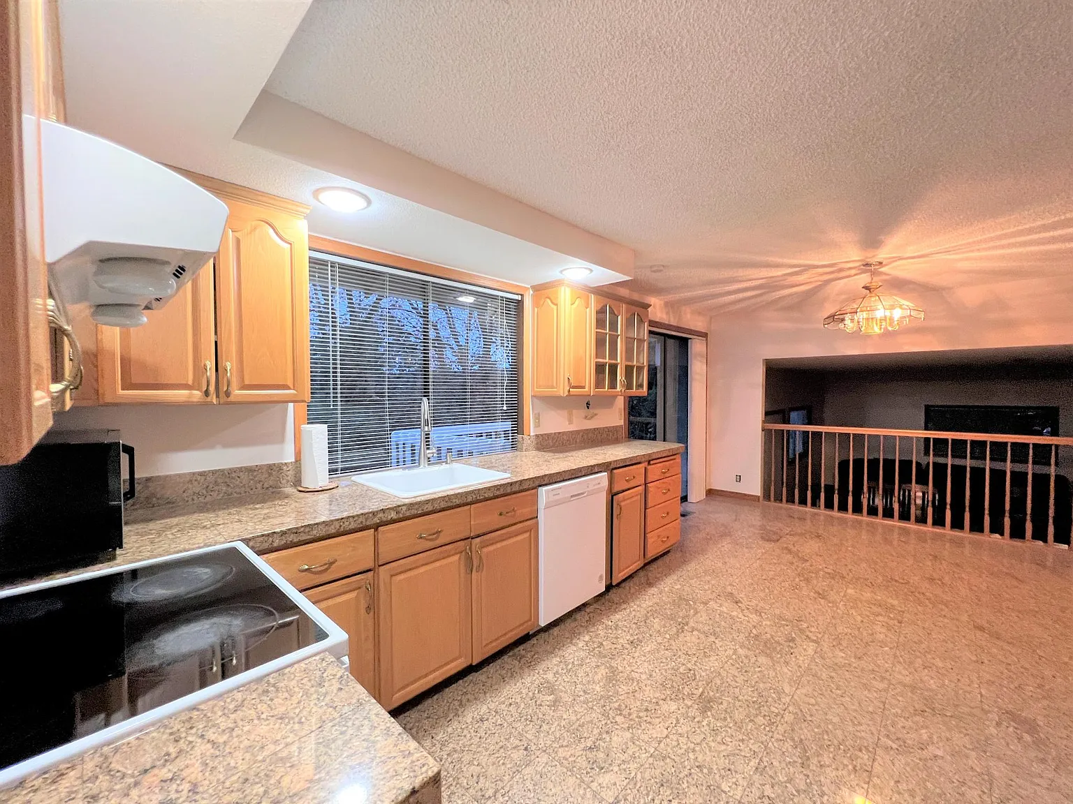 4 bed, 2.5 bath, 2340 sqft, $4,000 — Photo 2