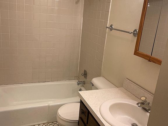 3rd image of 1902 Heatherway Ln APT 1C