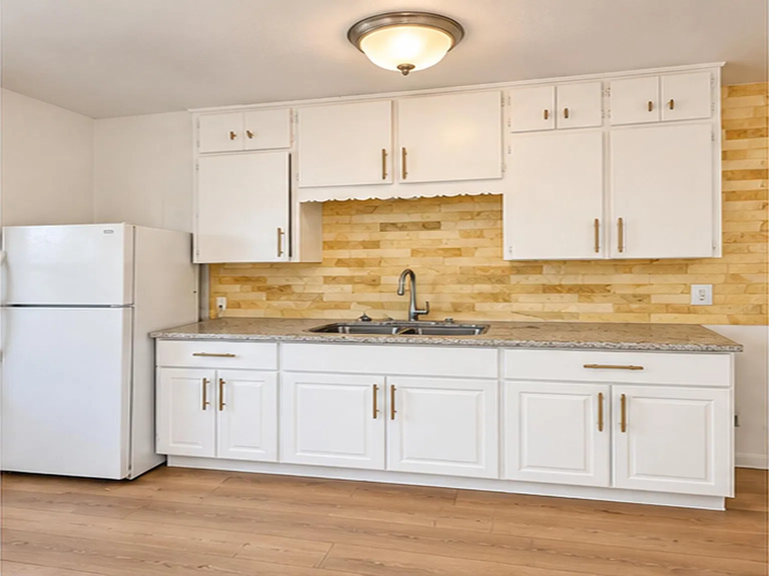 212 W Hoover Ave — Photo 3