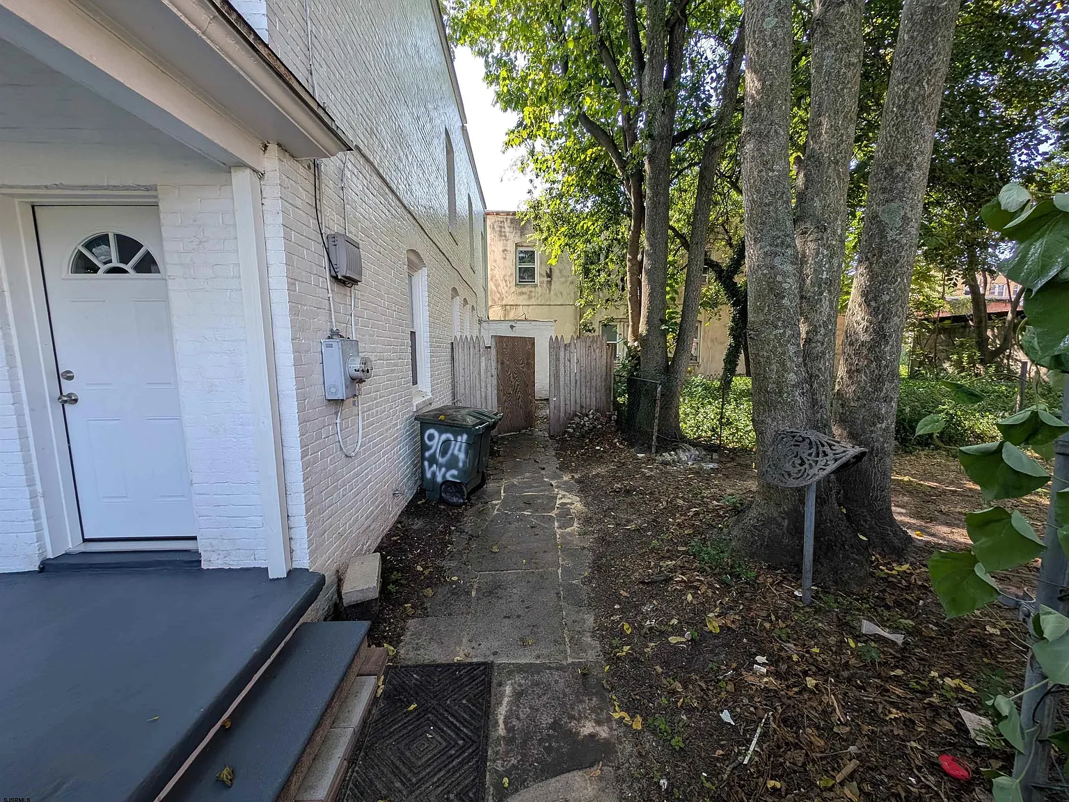 3 bed, 1.5 bath, 1230 sqft, $2,075 — Photo 2