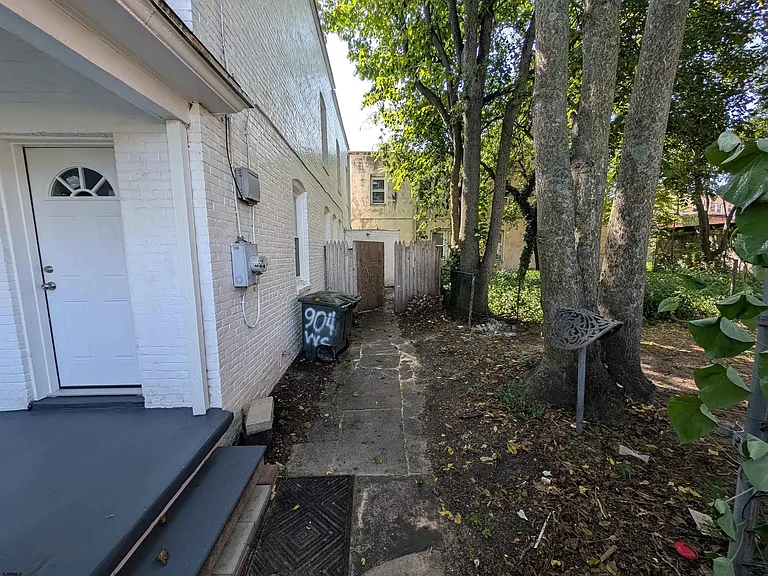 904 Westcoat Pl — Photo 2