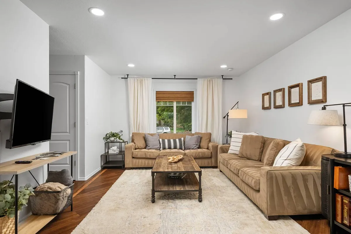 Living room - 763 Boysen Ln