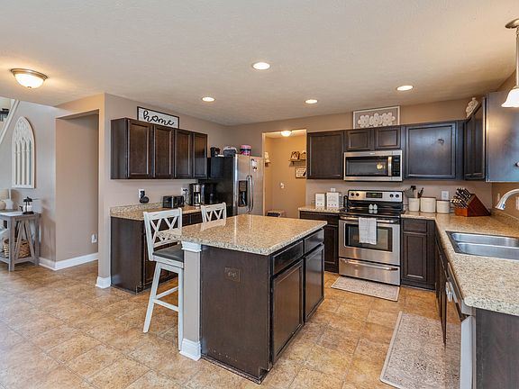 4th image of 4674 Maplelawn Dr