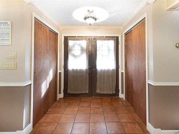 4th image of 216 Bow Dr E