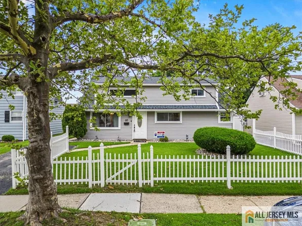 60 Sycamore St, Carteret, NJ 07008