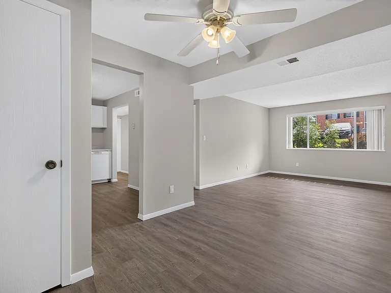Hollow Hills Apartments — Photo 44