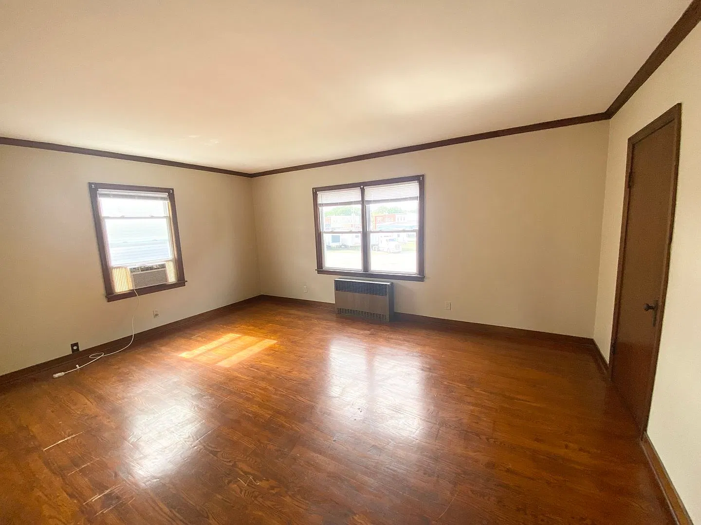 211 E Walnut — Photo 2