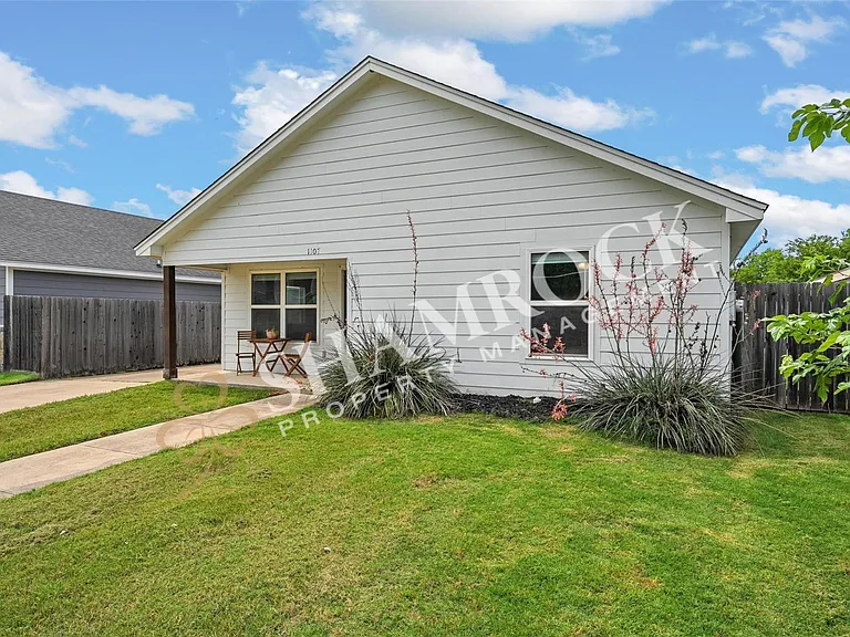 1107 Primrose Dr — Photo 3