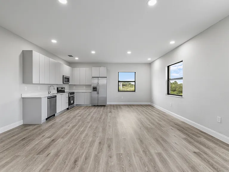 727 Cane St E — Photo 18