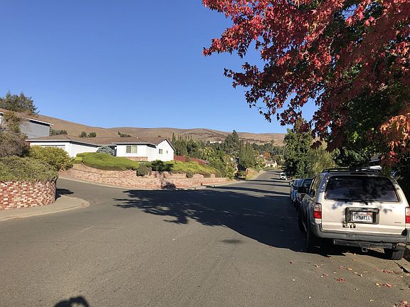 3rd image of 225 Regents Park Dr