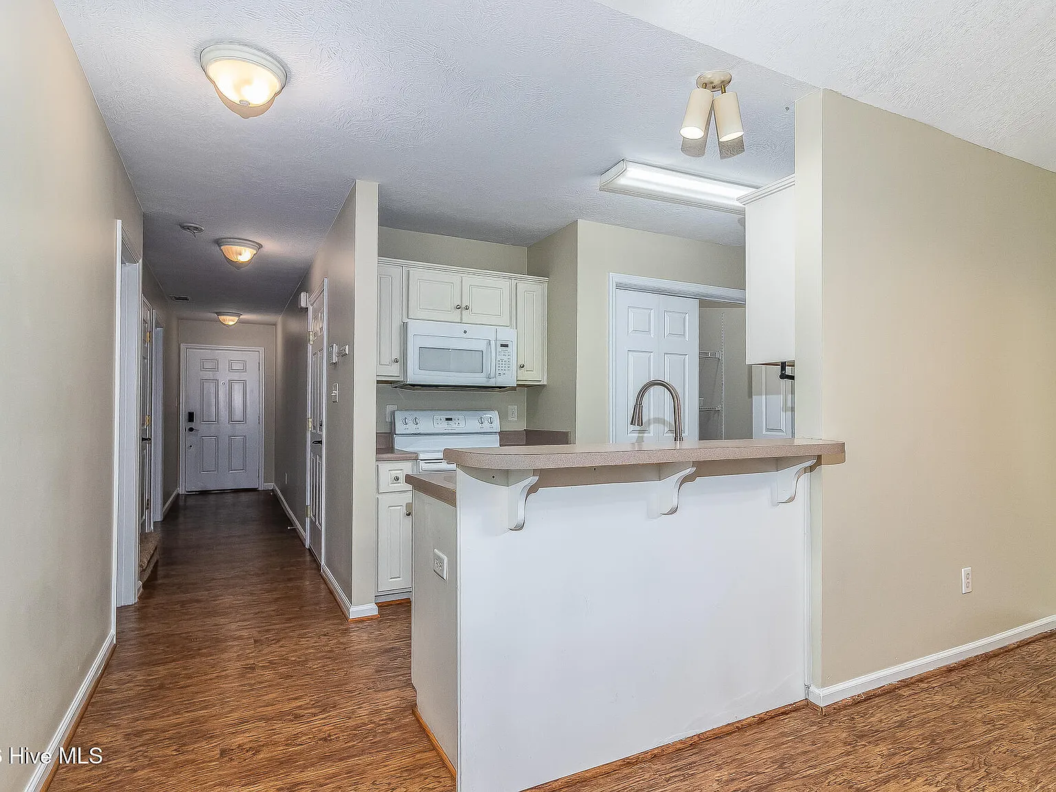 3 bed, 2.0 bath, 1377 sqft, $1,495 — Photo 4