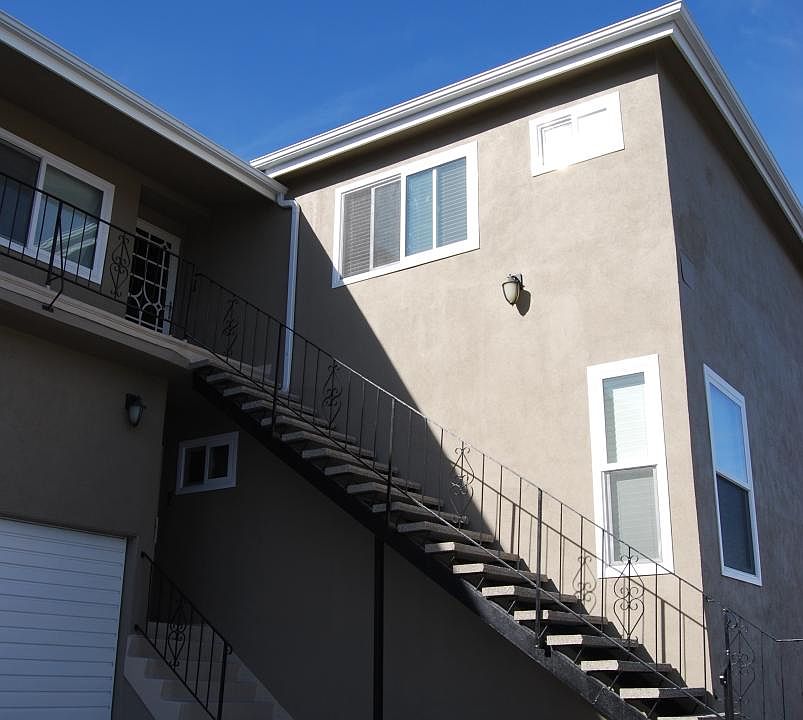 BOTTOM UNIT - Several steps into the unit with garage beside