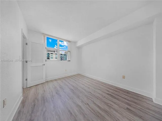 7501 E Treasure Dr #7M — Photo 8
