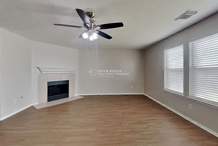 3 bed, 2.5 bath, 2206 sqft, $2,175 — Photo 3