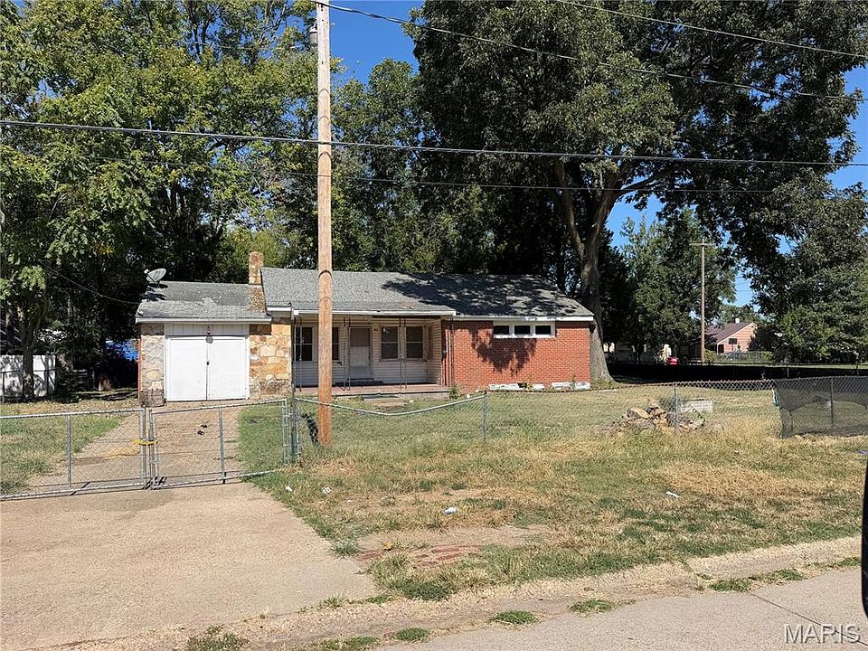 1st image of 902 Ruth St