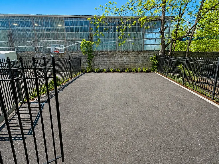 PARKING FOR 1 CAR