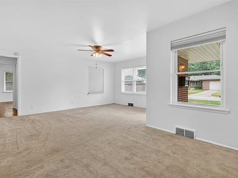 366 SE Wilshire Ave — Photo 6
