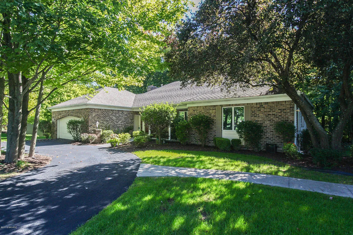 1936 Beard Dr SE photo 1