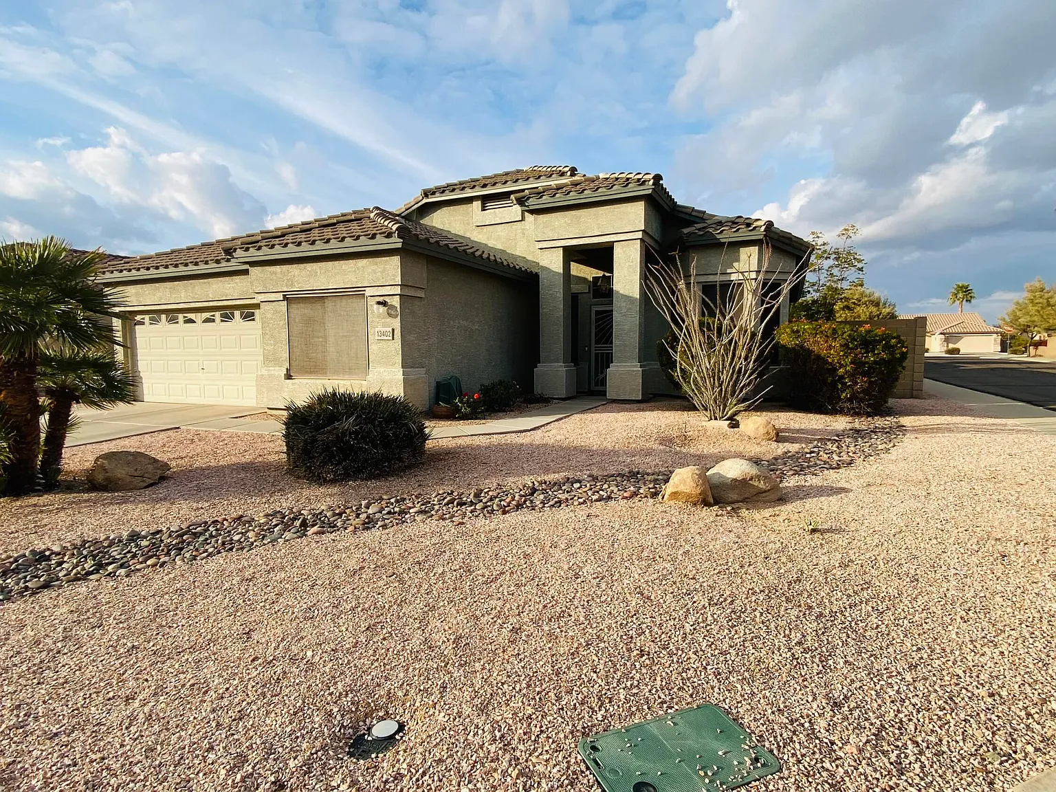 3 bed, 2.0 bath, 1987 sqft, $1,899 — Photo 2