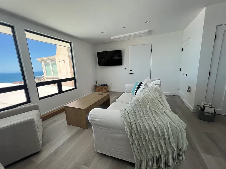 2409 Crest Dr — Photo 4