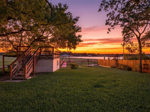 284 Shoreline Dr N, Azle, TX 76020