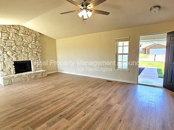 4th image of 1611 N Hickory Ave