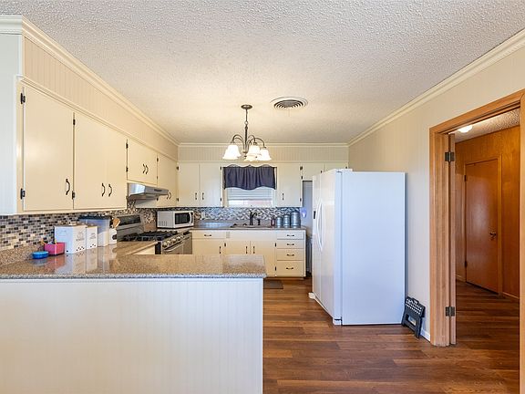 4th image of 405 S Breustedt St
