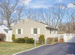 19 Cheemaun Trl, Ridge, NY 11961