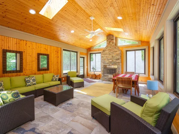 3835 Hawk Crest Rd, Ann Arbor, MI 48103