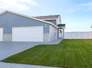 3384 Maple Leaf Loop S, Fargo, ND 58104