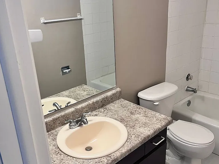 Bristol Square Apartments — Photo 138