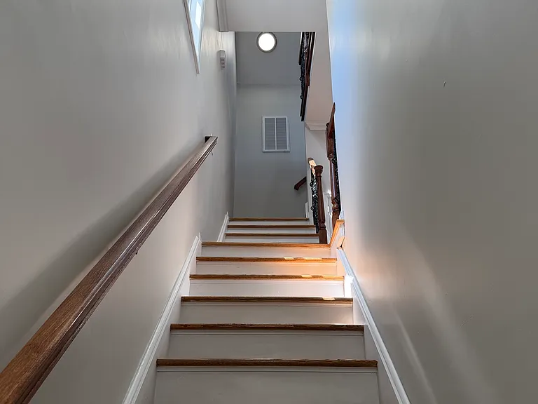 196 Trimble Ave — Photo 2