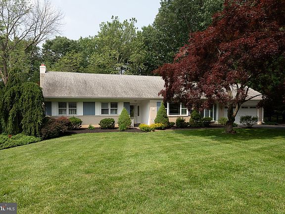 2nd image of 805 Ridge Ln